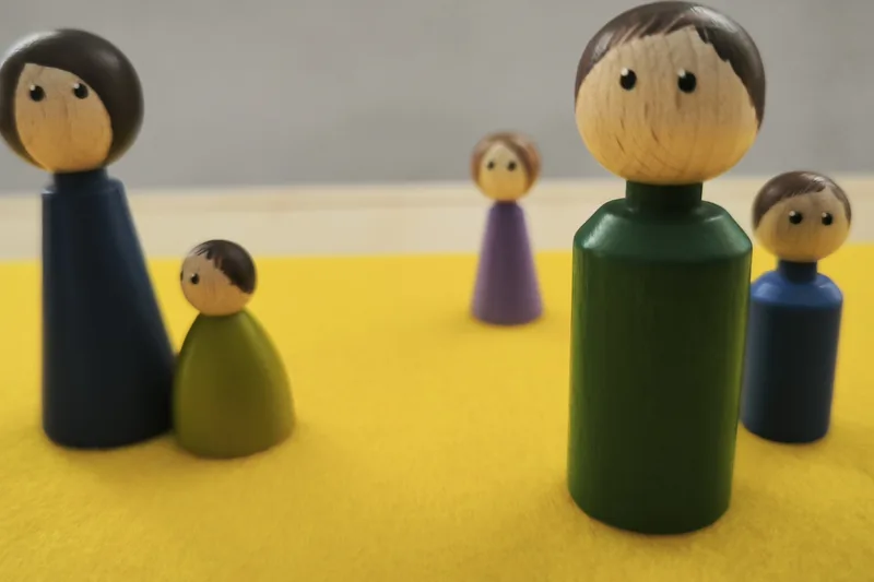 Holzfiguren als Sinnbild für Familie und Umfeld