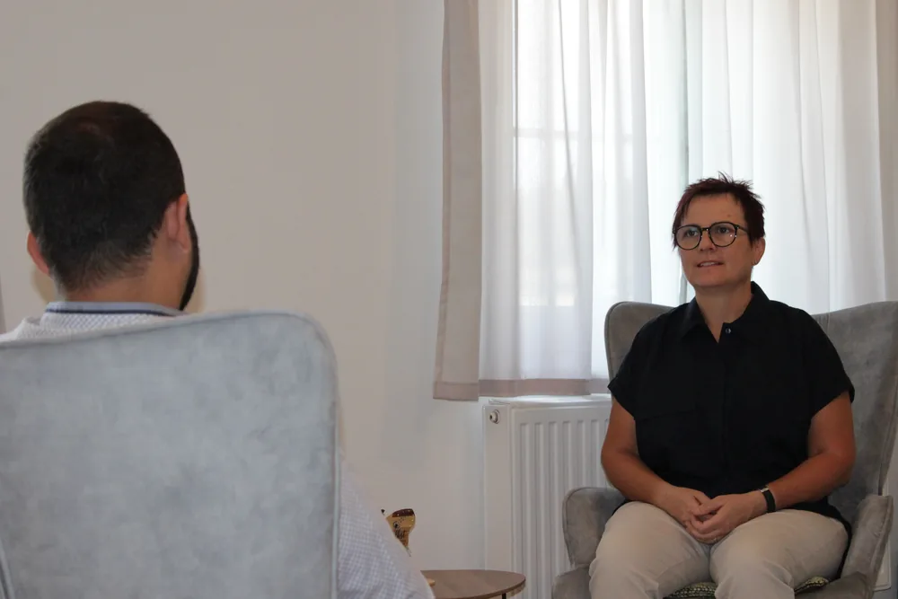 Beratungsgespräch im Coachingraum der Praxis