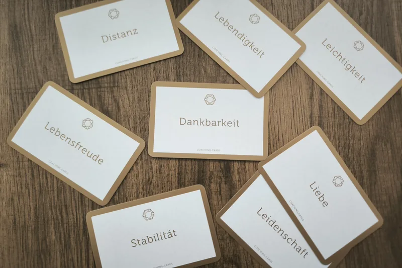 Wertekarten auf einem Holztisch