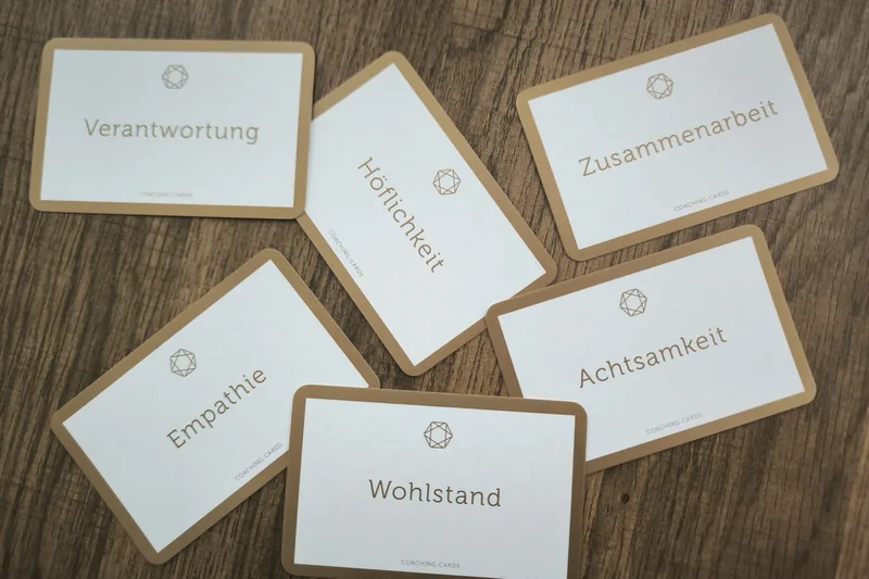 Karten mit Werten wie Empathie, Verantwortung, Achtsamkeit