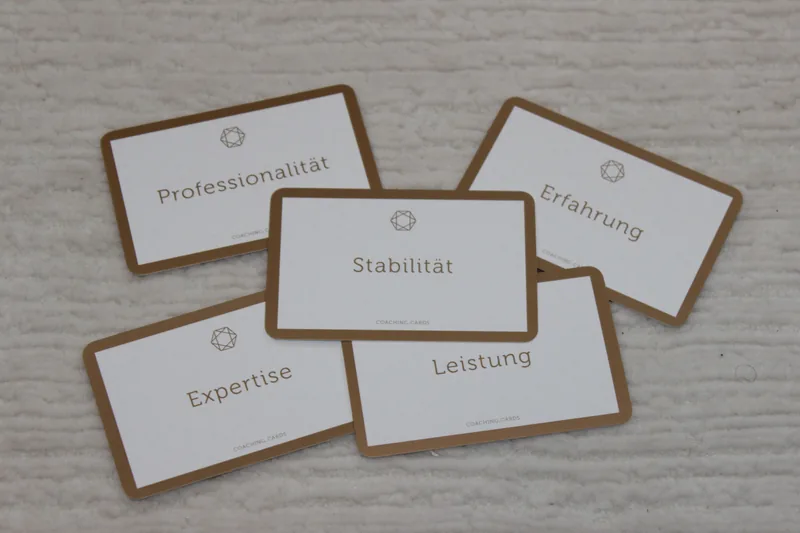 Karten mit Begriffen wie Professionalität und Erfahrung